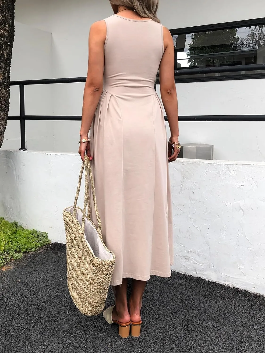 utcoco Womens 2025 Summer Sleeveless V Neck Loose Casual Tank Dress Beach Vacation Swing Sundress with Pockets